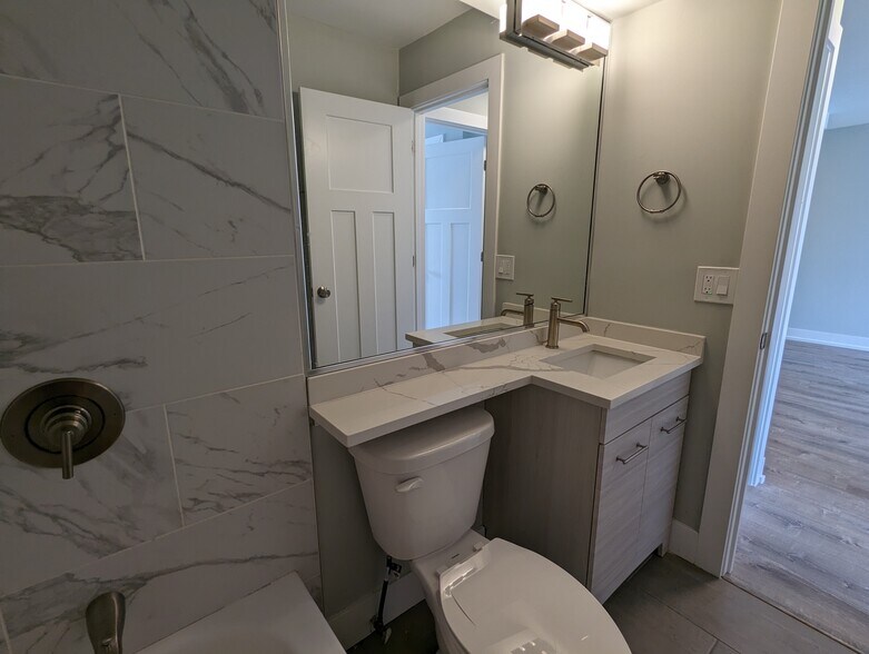 Building Photo - 456 W Barry Ave