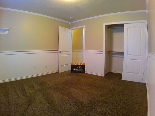 Building Photo - 5 bdrm 3bth Home 3 Car Garage Some utiliti...