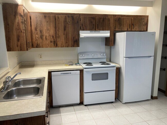 Building Photo - 2 Bedrooms/2Baths