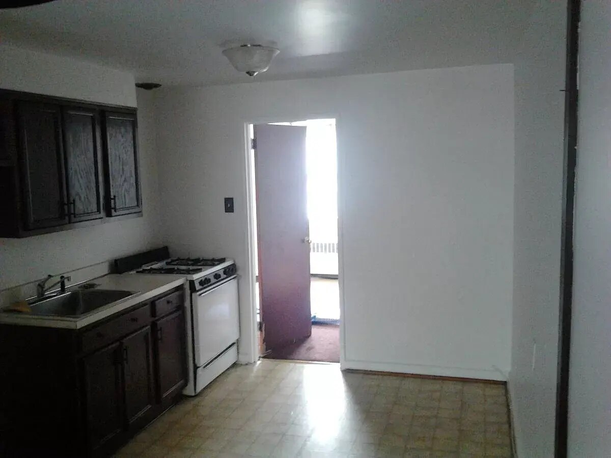 Building Photo - 542 Gilham St