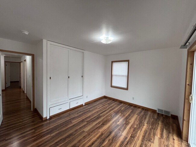 Building Photo - Charming Bremerton Home with Fenced Yard