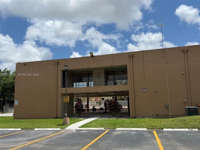 Building Photo - 9150 Fontainebleau Blvd