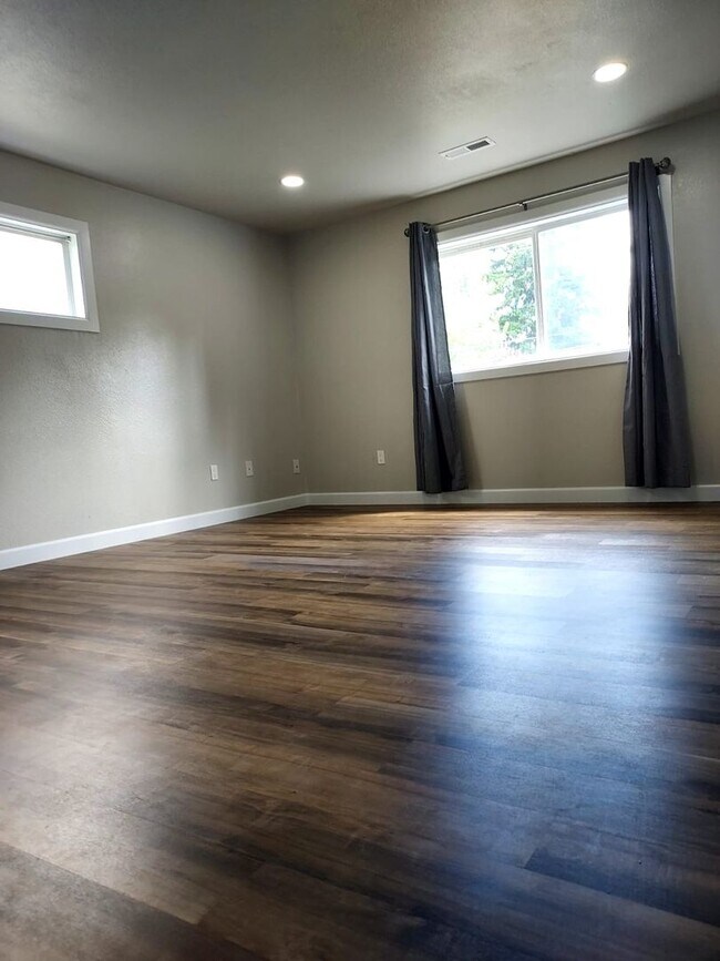 Building Photo - 2 Story Remodeled Single-Family Home in Po...