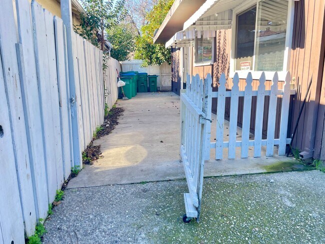 Building Photo - 3535 N San Joaquin St