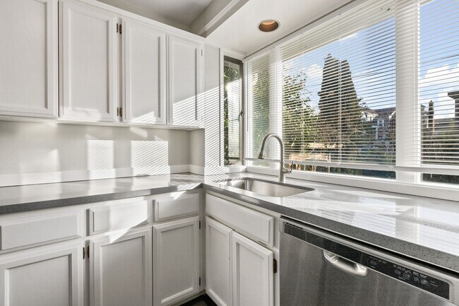 Building Photo - 4Bd/1.5Ba Seattle House