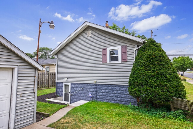 Building Photo - 1369 Tonawanda Ave
