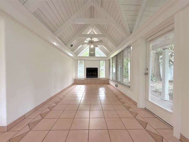 Building Photo - 2/2 Home in College Park with lots of char...