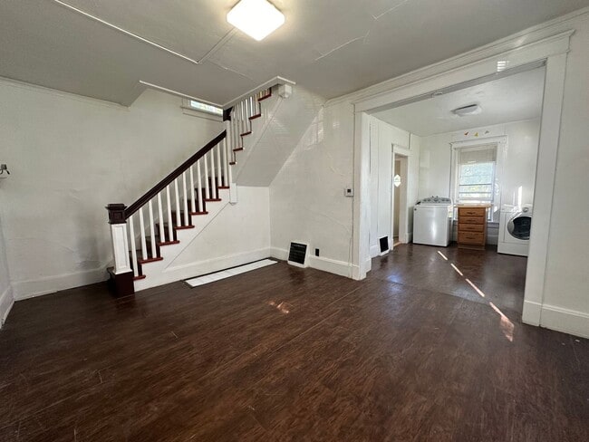 Building Photo - 2 Bedroom House $700