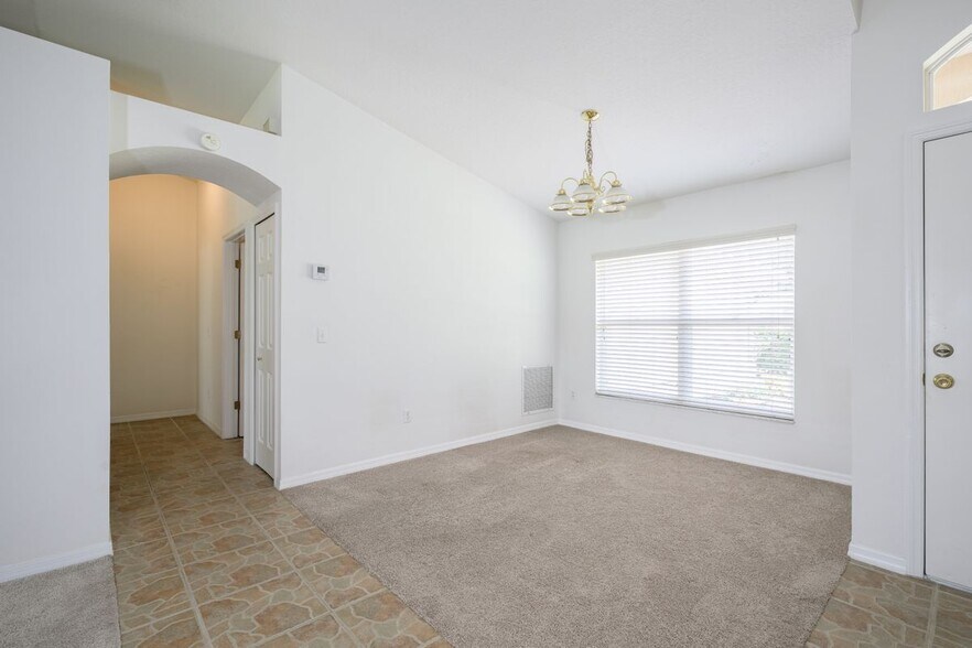 Building Photo - 1712 Arash Cir