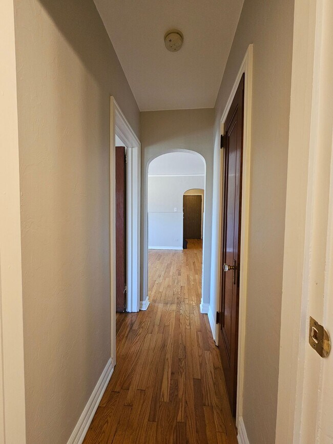 Building Photo - Charming Large 1 Bedroom in the Heart of the City