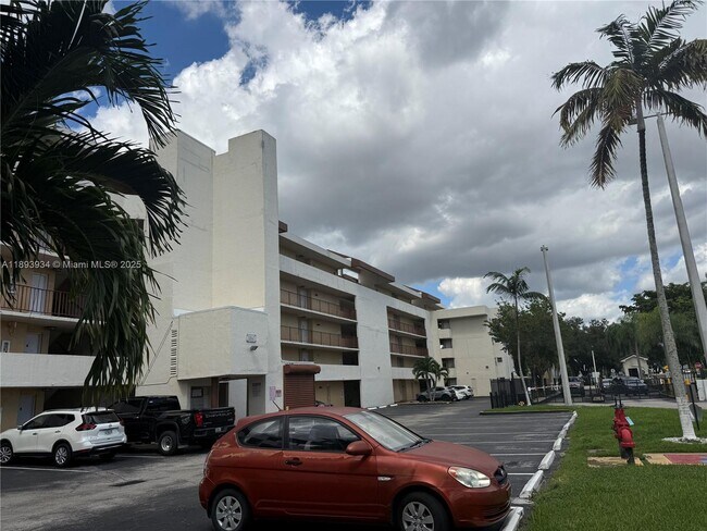 Building Photo - 8860 Fontainebleau Blvd