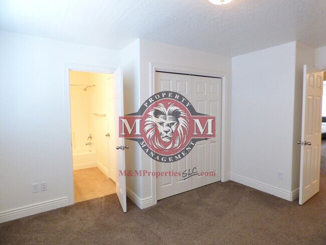 Building Photo - 3 Bd 3.5 Bath 2 Car Garage Townhome in Sandy
