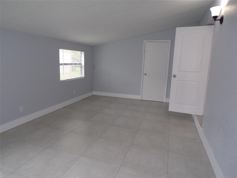 Building Photo - 2725 SW 9th St