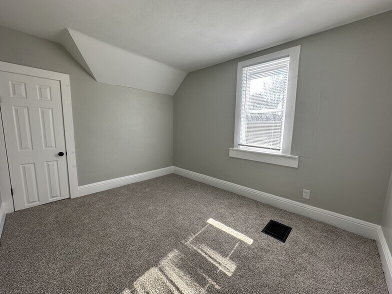 Building Photo - 1105 Queen St