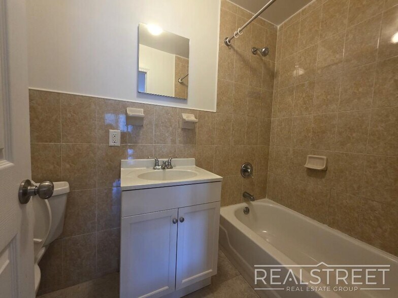 Building Photo - Spacious 2-3 Bed, 2 Bath Apartment with In...