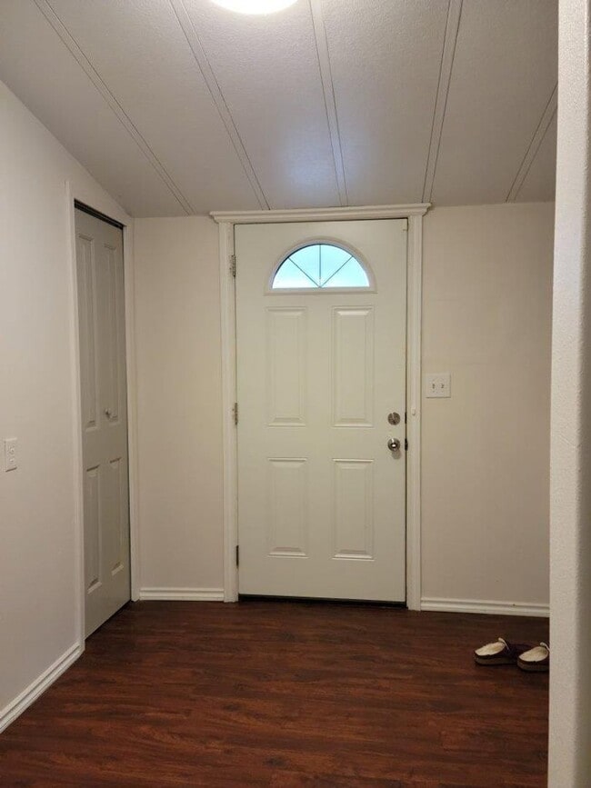 Building Photo - 930 NW Donahoo St