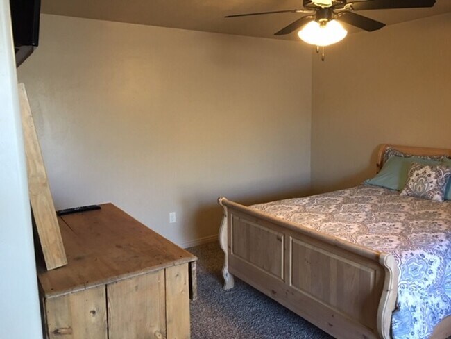 Building Photo - Roomy townhome