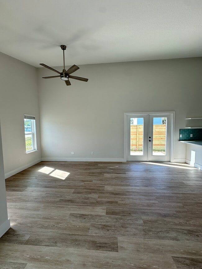 Building Photo - 1A A St