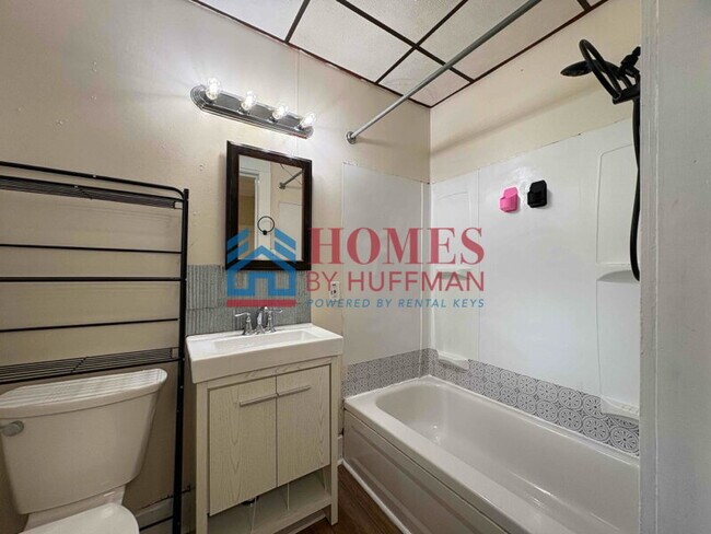 Building Photo - Three Bedroom | Detached Garage
