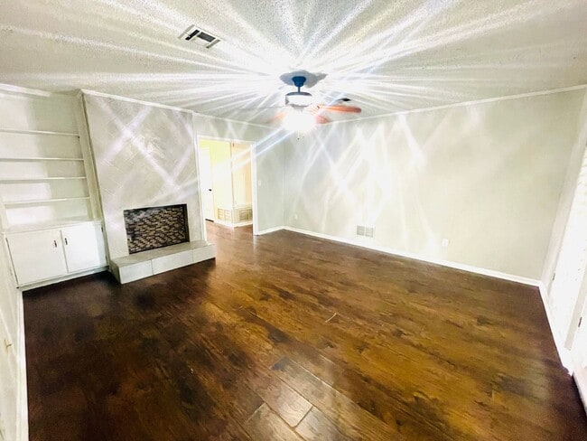 Building Photo - ** 4 Bed 2 Bath located in Brentwood ** Ca...