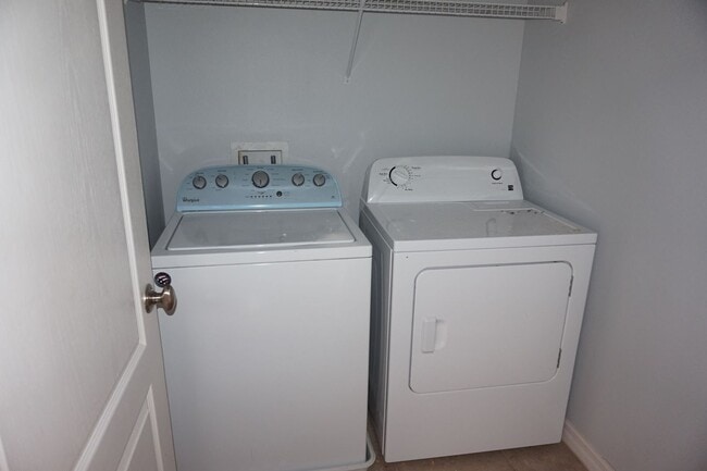 Building Photo - Excellent & Spacious 2/2 with 1 Car Garage...