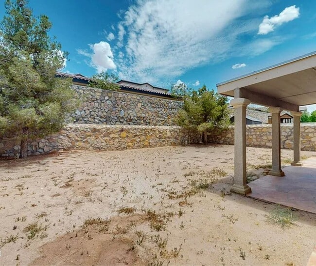 Building Photo - 4 BEDROOM 3 BATHROOM HOME! fully remodeled...