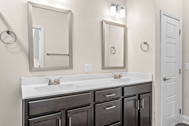 Building Photo - Pet Friendly Three Bedroom with Bonus!