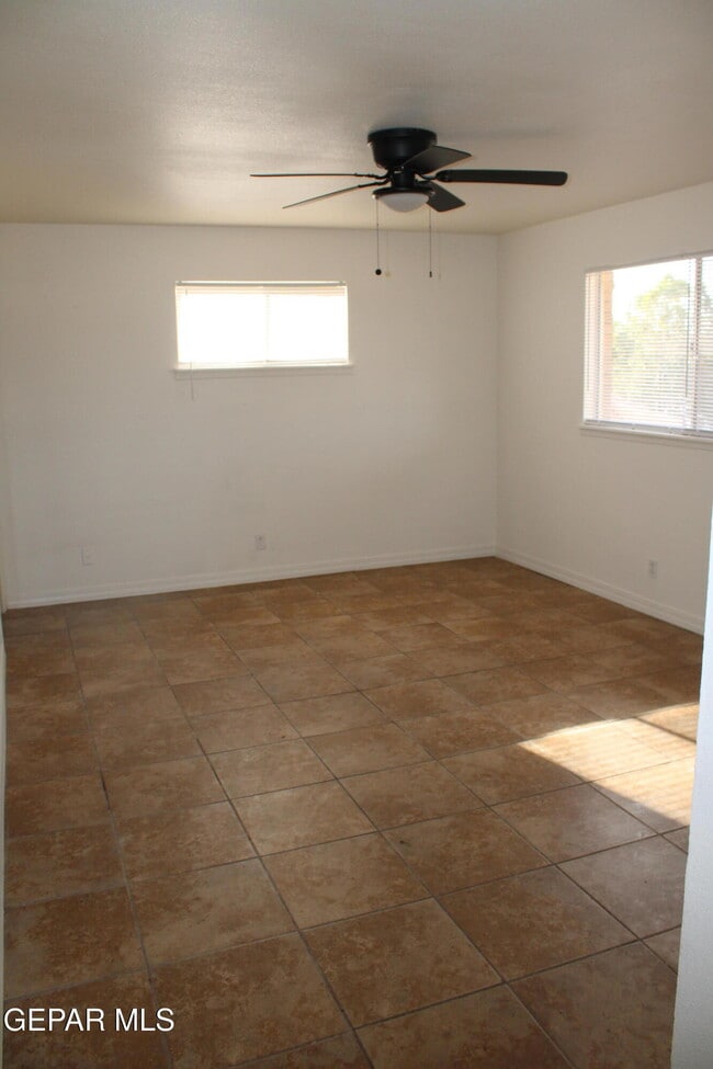 Building Photo - 5656 Sun Valley Dr