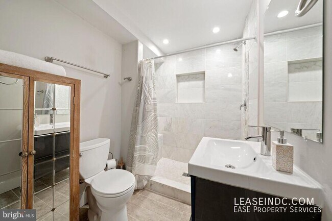 Building Photo - 1272 Oates St NE