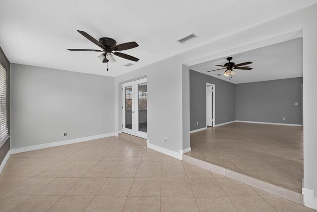 Building Photo - 416 SE Naranja Ave