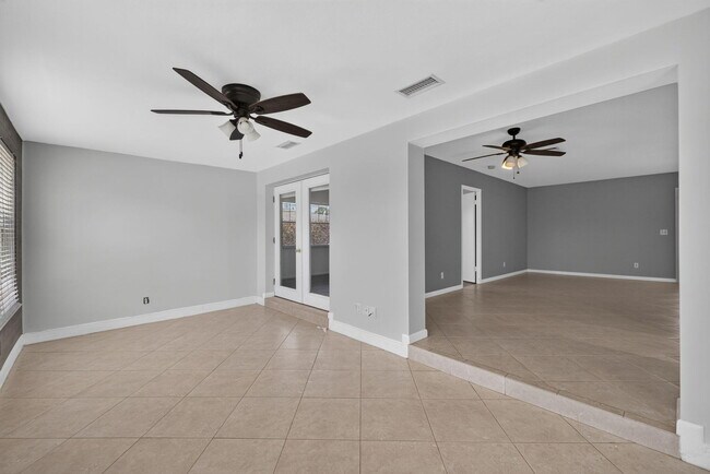 Building Photo - 416 SE Naranja Ave