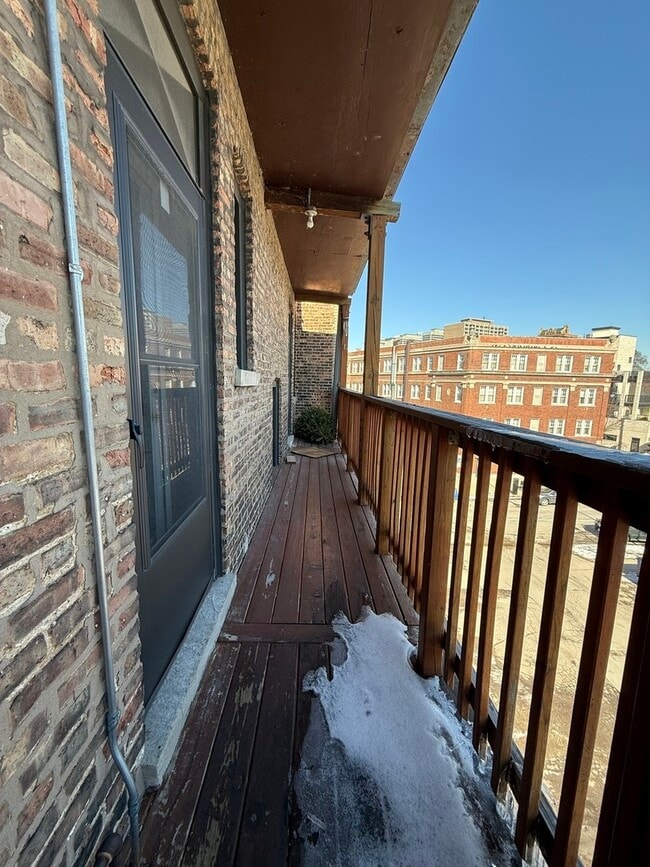 Building Photo - 627 W Roscoe St