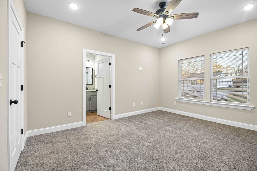 Building Photo - 44 Palm Beach Ave