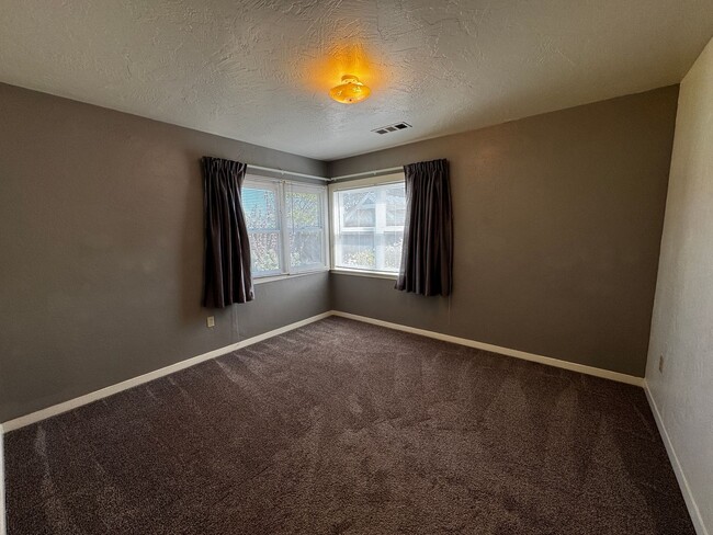 Building Photo - Cozy 2 Bedroom 1 Bath Home Located in the ...