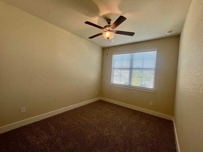 Building Photo - Fabulous Townhome in New Braunfels 3/2.5 ~ Minutes from Gruene ~ Move in Ready!