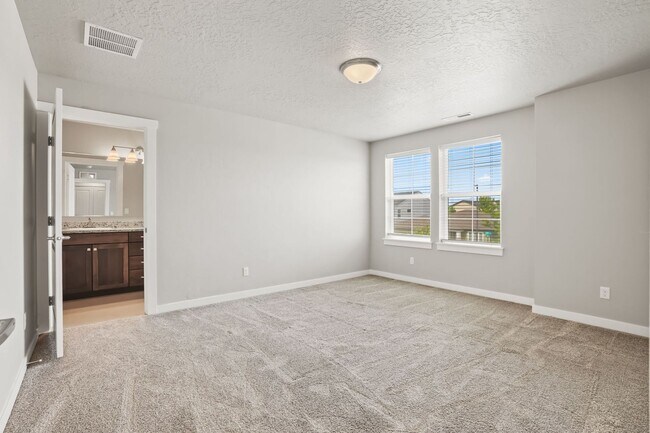 Building Photo - Beautiful 3bd/2.5ba Home w/Office Space & Bonus Loft