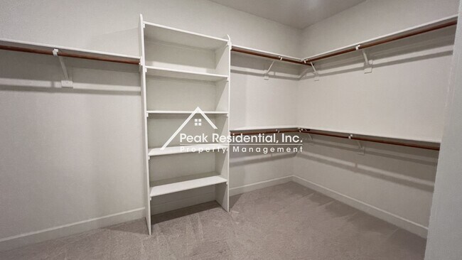 Building Photo - Still looks new. 4-bedroom home in North N...