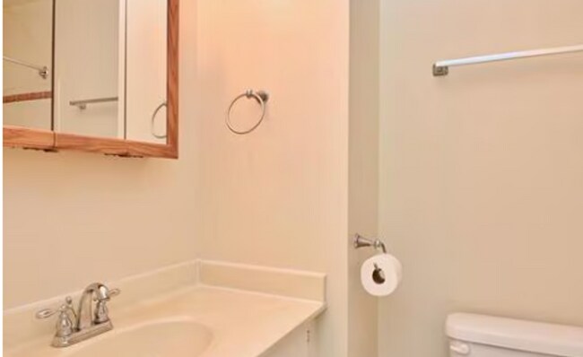 Building Photo - Charming 3-Level Townhome Backing to Woods in Prime Alexandria Location