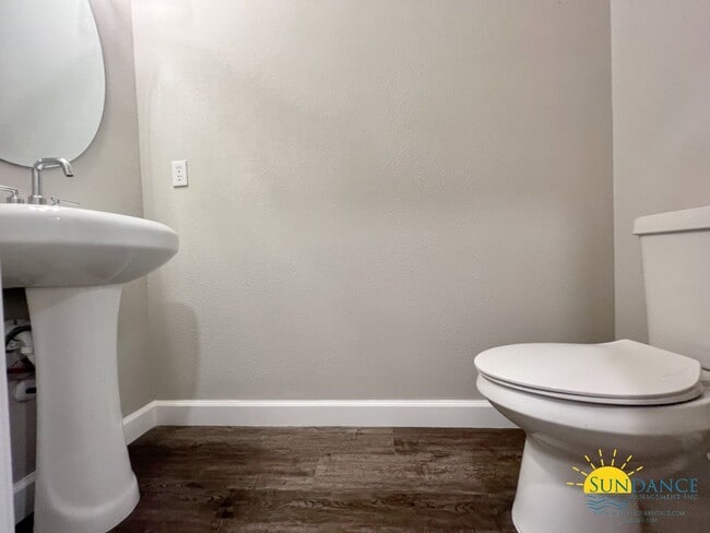 Building Photo - Custom Fort Walton Beach Townhouse in Gated Community!