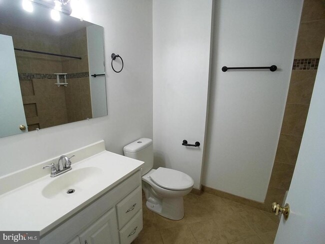 Building Photo - 1030 Warwick Ct