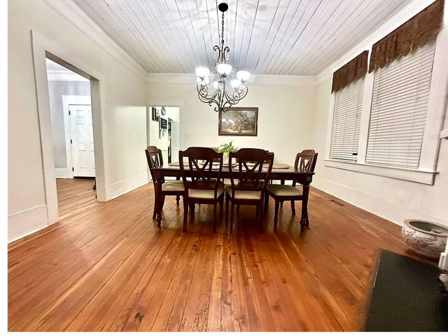 Building Photo - **Charming Small-Town Home Near Clark's Hi...