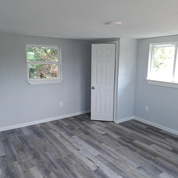 Building Photo - Room in House on Hicks Ave