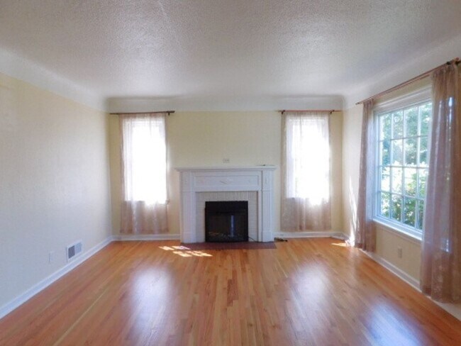 Building Photo - 3Bd/1Ba Two Story House w/ Basement - Avai...