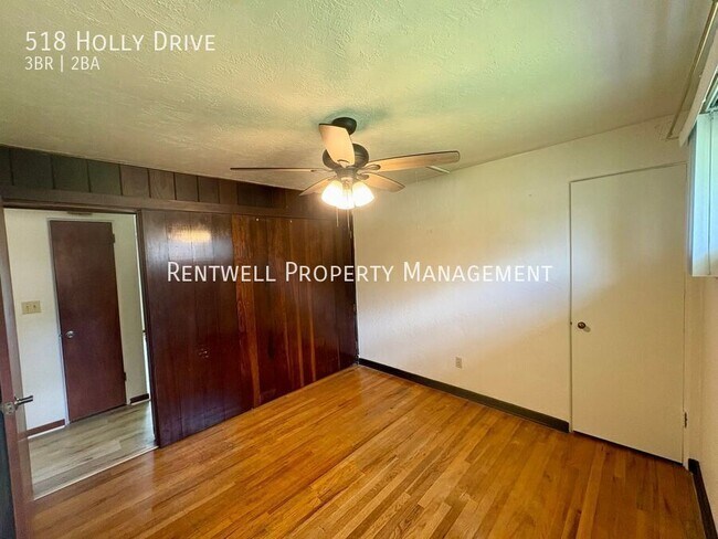 Building Photo - 518 Holly Dr