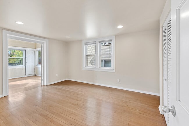 Building Photo - 1115 E Knapp St