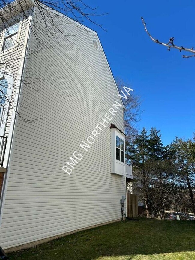 Building Photo - 22525 Maison Carree Square