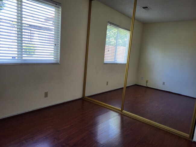 Building Photo - 125 Serpentine Dr