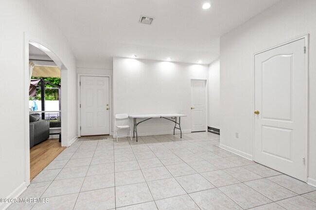 Building Photo - 606 Deal Rd