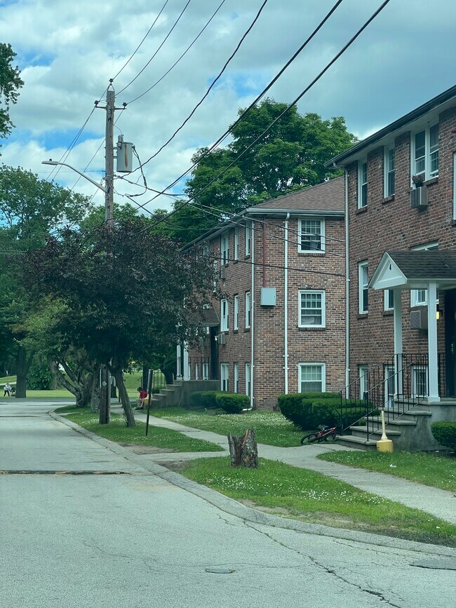 Building Photo - 8 Carriage Hill Rd