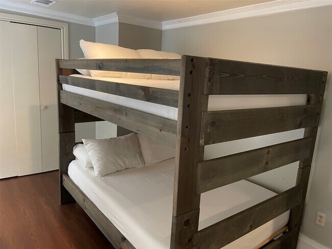 Building Photo - 2118 The Strand